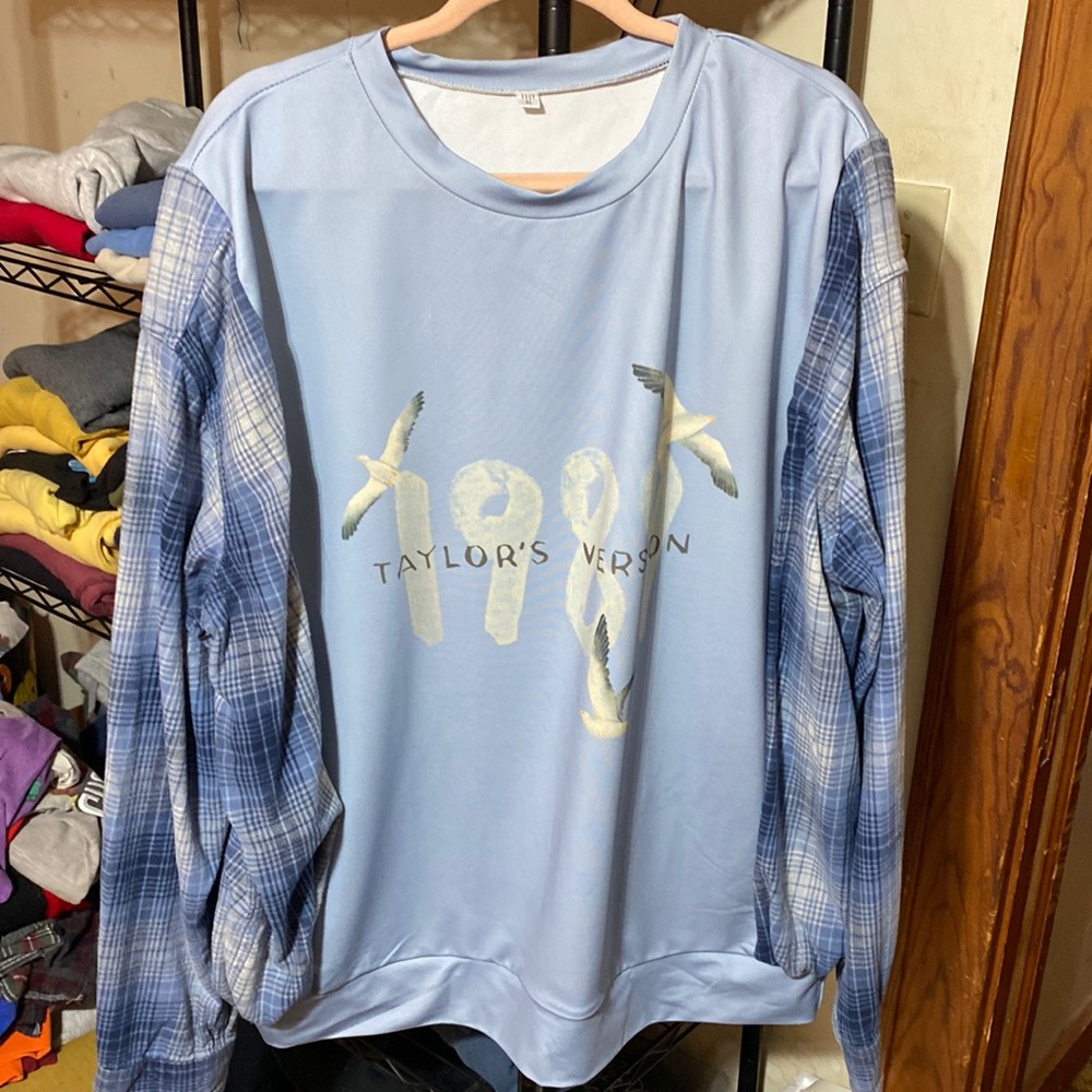 I’m selling a one of kind Taylor Swift 1989 flannel sweatshirt.  Size XL